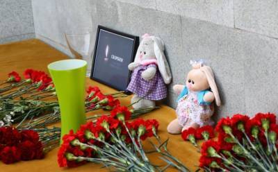 Жители Уфы несут цветы и игрушки к представительству Татарстана в память о жертвах стрельбы в школе