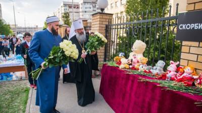 "Нет нации, нет религии": митрополит и муфтий возложили цветы у школы № 175 в Казани
