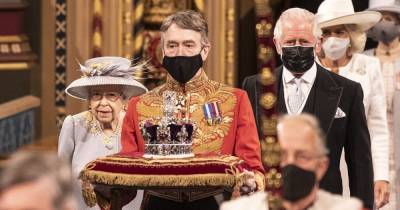 Без мантии и без короны: королева Елизавета впервые появилась в парламенте после смерти принца Филиппа