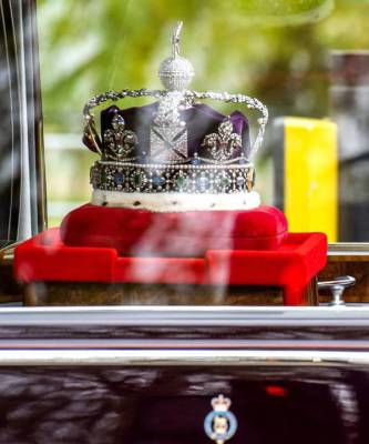 Фотография дня: корона Британской империи в личном автомобиле