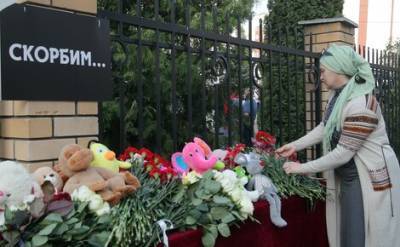 Стихийные мемориалы в память о погибших при стрельбе в казанской школе, появились в ряде российских городов
