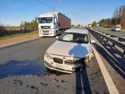 На М11 в Тверской области водитель BMW протаранил отбойник, пострадала женщина
