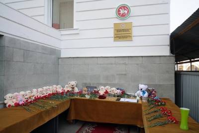 Жители Уфы несут цветы в представительству Татарстана в память о жертвах стрельбы в казанской школе