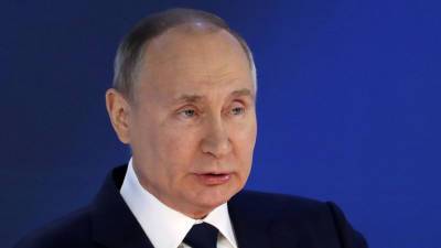 Путин заслушал доклад Мурашко о помощи пострадавшим при стрельбе в Казани