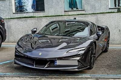В столице заметили роскошный суперкар Ferrari (ФОТО)