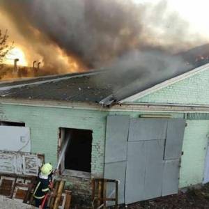 На складе в Киеве произошел пожар: огонь тушили более 30 спасателей. Фотофакт