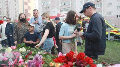 Мать одной из школьниц рассказала о спасшей класс в Казани учительнице