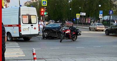 Автомобиль сбил людей на тротуаре в центре Екатеринбурга