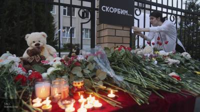 Казань скорбит: люди массово несут цветы к школе, где произошла трагедия