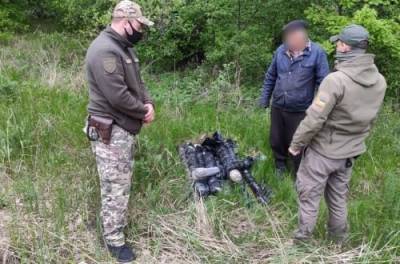 Несли фехтовальные рапиры через минные поля: пограничники задержали мужчин, обходивших Станицу Луганскую