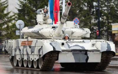В России «арктический» танк на полном ходу врезался в светофор (ВИДЕО)