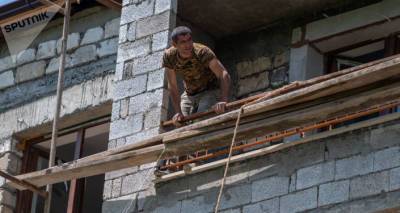 Более 7 тысяч перемещенных семей нуждается в жилье в Карабахе – как решается проблема