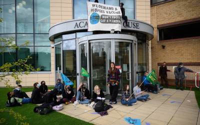 У офиса AstraZeneca в Кембридже прошла акция протеста