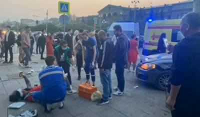 Семь человек пострадали от наезда автомобиля на остановку в Екатеринбурге