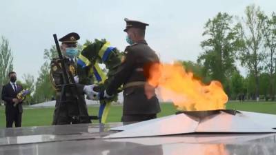 День Победы в Киеве и в Донецке