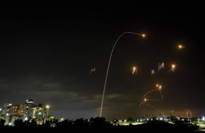 Израиль отражает ракетные удары ХАМАС, аэропорт в Тель-Авиве эвакуируют, горят электростанция и нефтепровод (видео с места событий)
