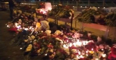 Тысячи жителей Казани ночью продолжают нести цветы и игрушки к гимназии в память о погибших детях