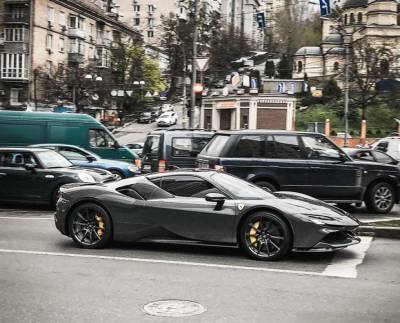 Суперкар Ferrari стоимостью 20 млн засветился на улицах Киева (фото)