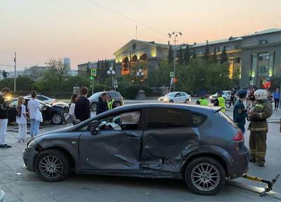 Летел на красный: в Екатеринбурге иномарка разметала пешеходов на остановке, 6 пострадавших