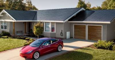 Tesla погорела на "солнечных крышах". Недовольные клиенты грозят коллективным иском