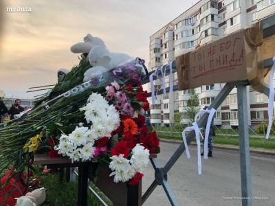 "Ты не бог, ты – гнида": в Казани люди в скорби несут цветы к стихийному мемориалу