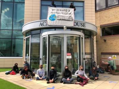 «Вакцинный национализм»: в Кембридже активисты заблокировали вход в офис Astra Zeneca