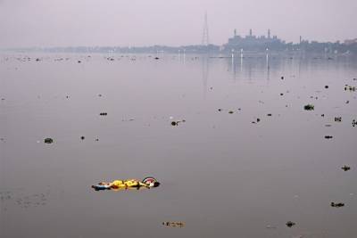 Власти Индии потребовали прекратить сброс тел умерших в Ганг