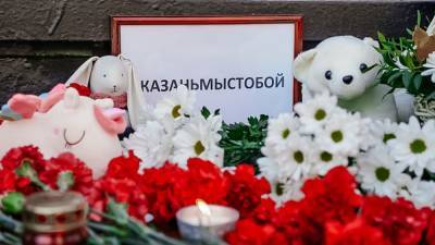 Сотни жителей Казани собрались ночью у гимназии, где погибли дети