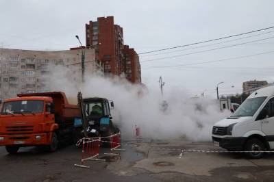 У школы на севере Петербурга прорвало трубу с горячей водой