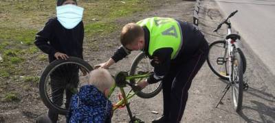 Сотрудники ГИБДД Карелии починили детям велосипед на дороге