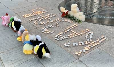 Жители Тюмени почтили память погибших при стрельбе в Казанской школе минутой молчания