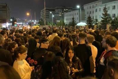Всю ночь к мемориалу у гимназии №175 в Казани люди несли цветы и игрушки