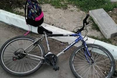 Под Саратовом подросток на велосипеде врезался в легковушку, мальчика госпитализировали