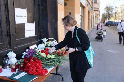 Петербуржцы несут цветы к зданию представительства Татарстана