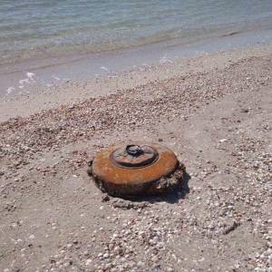 В Кирилловке на берегу моря обнаружили противотанковую мину. Фотофакт