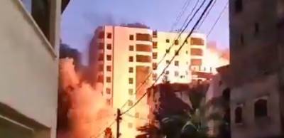Взорвался и завалился на бок: ракета попала в многоэтажку в Секторе Газа – видео