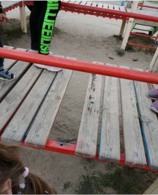 В Копейске двухлетний ребенок получил травмы в детском парке. Начата проверка