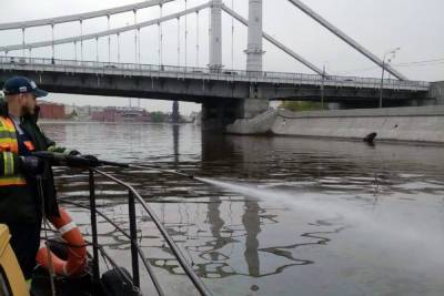В Москве-реке у парка Горького обнаружили масляное пятно