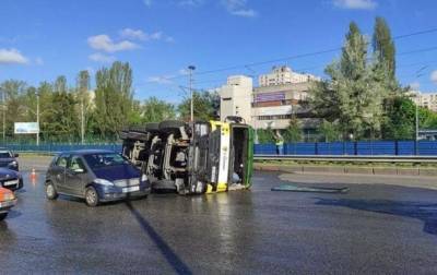 В Киеве перевернулcя бетоновоз