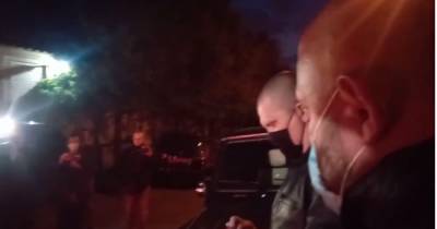 Неизвестные во время обысков у Медведчука не дали эвакуировать его Mercedes (ВИДЕО)