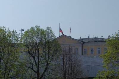 В Казанском Кремле приспустили флаги в день траура по погибшим в гимназии