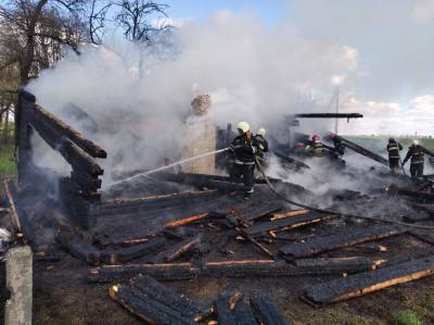 Мужчина выбрался из горящего дома. В Вороновском районе почти полностью сгорел дом