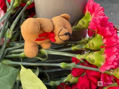 Нижегородцы несут цветы к мемориалу в память о погибших в стрельбе в Казани