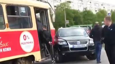 Трамвай снес внедорожник: в Харькове случилось жесткое ДТП – видео