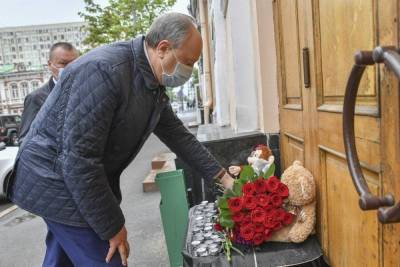 Саратовцы несут цветы к представительству Татарстана в знак скорби о погибших в Казани