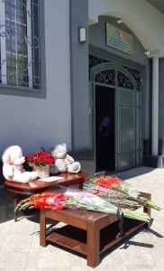 Узбекистанцы несут цветы и игрушки к представительству Татарстана в Ташкенте