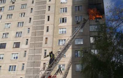 Из горящей многоэтажки в Харькове эвакуировали десятки жителей: первые кадры с места ЧП