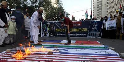 Про- и антиизраильские демонстрации проходят по всему миру; горят израильские флаги