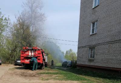 В Твери пожарные тушили горевший автомобиль