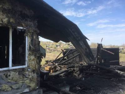 Три человека получили ожоги при пожаре в частном доме и хозпостройках в Кузбассе